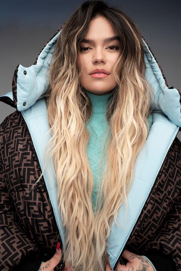 Fotografía cedida este miércoles, cortesía de Universal Music, que muestra a la cantante colombiana Karol G. durante una sesión fotográfica.