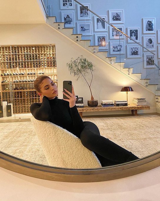Jenner, con 167 millones de seguidores en Instagram, ha alentado desde sus redes sociales a que la gente permanezca en sus casas y cumpla con la cuarentena.