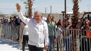 Andr&eacute;s Manuel L&oacute;pez Obrador, suscit&oacute; revuelo en su pa&iacute;s por haber saludado este domingo a Consuelo Loera, madre de Joaqu&iacute;n "El Chapo" Guzm&aacute;n