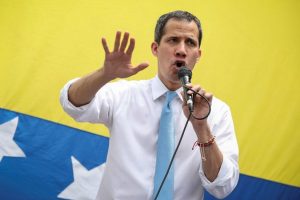 La Fiscalía venezolana informó este jueves que investigará al líder de la oposición Juan Guaidó y al militar retirado Clíver Alcalá