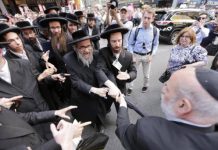 La Policía de Nueva York dispersa a judíos ultraortodoxos que recogían comida La Policía de Nueva York dispersó en la tarde del miércoles a un grupo de judíos ultraortodoxos del barrio de Williamsburg