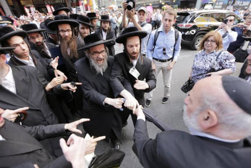 La Policía de Nueva York dispersa a judíos ulraortodoxos La Policía de Nueva York dispersó en la tarde del miércoles a un grupo de judíos ultraortodoxos del barrio de Williamsburg