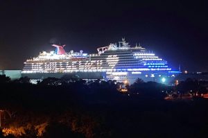 La compañía de cruceros Carnival, que a causa del coronavirus tiene su flota parada como las demás empresas del sector, está iluminando de noche sus barcos en Estados Unidos y Australia para decir "Volveremos".