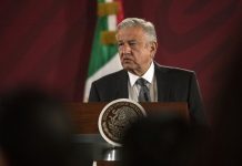 Cuatro encuestas confirmaron que aunque López Obrador sigue siendo muy popular en el país, atraviesa ahora su peor momento, con un rango de aprobación de entre 54 %.