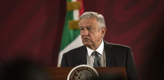 Cuatro encuestas confirmaron que aunque López Obrador sigue siendo muy popular en el país, atraviesa ahora su peor momento, con un rango de aprobación de entre 54 %.