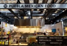 Las tortillas de masa de maíz fresco conquistan el paladar de Nueva York Fotografía del 28 de febrero donde aparece la fachada de Puebla Mexican Food ubicada en el interior de Essex Market, el mercado más grande de Nueva York en el vecindario del Bowery, en el bajo Manhattan. EFE/Ruth E. Hernández