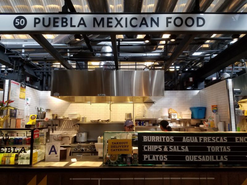 Fotografía del 28 de febrero donde aparece la fachada de Puebla Mexican Food ubicada en el interior de Essex Market, el mercado más grande de Nueva York en el vecindario del Bowery, en el bajo Manhattan. EFE/Ruth E. Hernández