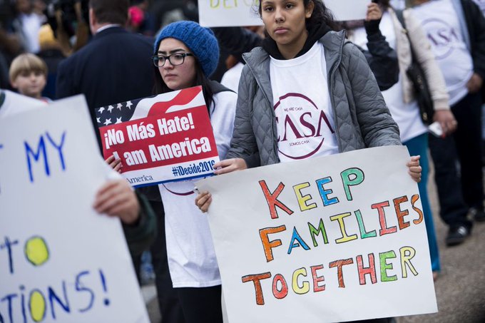 Legisladores hispanos pidieron informaci&oacute;n para determinar si el Gobierno ha estado usando las agencias de servicios sociales en la frontera para separar a mujeres que buscan asilo de sus hijos.