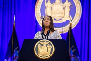 La fiscal general de Nueva York, Letitia James, reprendi&oacute; este martes a dos comercios de la ciudad por sus precios excesivos de desinfectantes de manos y desinfectantes en espray