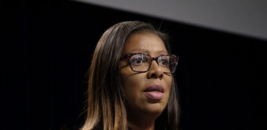 "Miles de neoyorquinos y millones de personas en todo el país ya estaban luchando con la deuda de préstamos estudiantiles antes del coronavirus, pero hoy, las dificultades financieras que muchos enfrentan son más graves como resultado del cierre de negocios, la pérdida de salarios y la pérdida de empleos", dijo la fiscal general de Nueva York, Laetitia James.