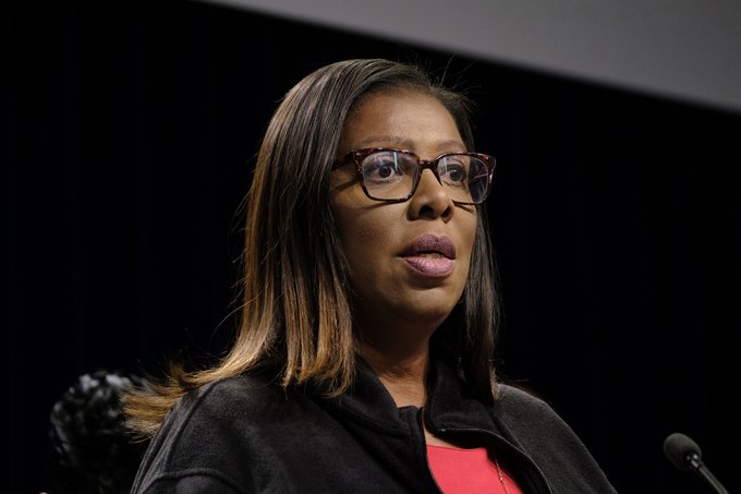 "Miles de neoyorquinos y millones de personas en todo el pa&iacute;s ya estaban luchando con la deuda de pr&eacute;stamos estudiantiles antes del coronavirus, pero hoy, las dificultades financieras que muchos enfrentan son m&aacute;s graves como resultado del cierre de negocios, la p&eacute;rdida de salarios y la p&eacute;rdida de empleos", dijo la fiscal general de Nueva York, Laetitia James.