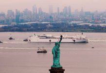 El buque hospital USNS Confort de las Fuerzas Armadas arribó al muelle de Manhattan para reforzar la capacidad de los hospitales.