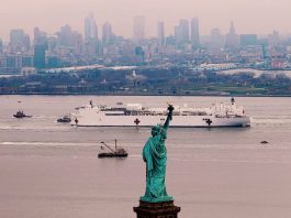 Llega un buque hospital a Nueva York para reforzar la lucha contra COVID-19 El buque hospital USNS Confort de las Fuerzas Armadas arribó al muelle de Manhattan para reforzar la capacidad de los hospitales.