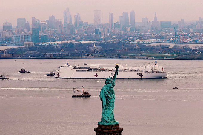 El buque hospital USNS Confort de las Fuerzas Armadas arrib&oacute; al muelle de Manhattan para reforzar la capacidad de los hospitales.