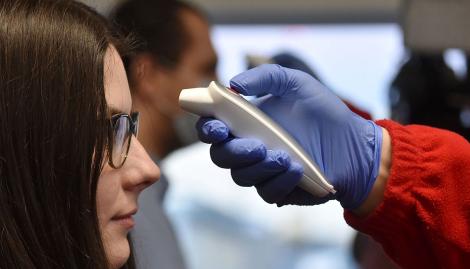 Dentro del grupo de personas propensas a COVID-19 además de los adultos mayores, se encuentran las personas con afecciones médicas crónicas graves, como enfermedad del corazón, diabetes y enfermedad pulmonar.