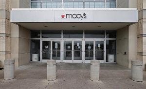 Los grandes almacenes Macy's despedir&aacute;n a partir de esta semana a la "mayor&iacute;a" de sus 130.000 empleados de Estados Unidos y mantendr&aacute;n solo el personal necesario para las "operaciones b&aacute;sicas"