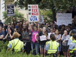 Los grupos supremacistas blancos siguen aumentando su acción en la era Trump Los grupos de supremacistas blancos han aumentado en más de un 50 % desde que Donald Trump asumió la Presidencia