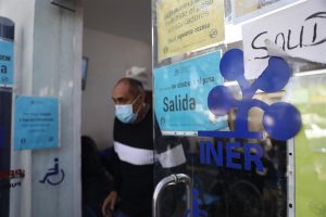 Los mexicanos afrontan los primeros casos de coronavirus con el recuerdo de la pandemia que los sacudi&oacute; hace una d&eacute;cada