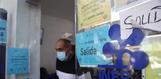 Los mexicanos afrontan los primeros casos de coronavirus con el recuerdo de la pandemia que los sacudió hace una década