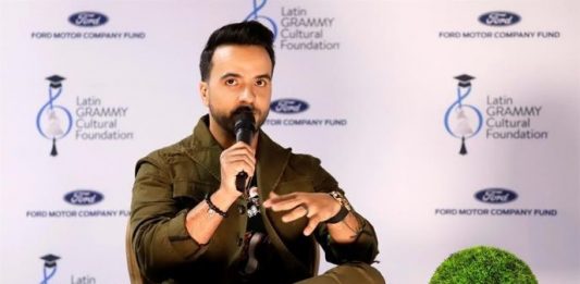 Mikaela Rodríguez López, la hija de 8 años del artista puertorriqueño Luis Fonsi y la modelo española Águeda López, debutó como cantante en las redes sociales, entonando "We Are The World"