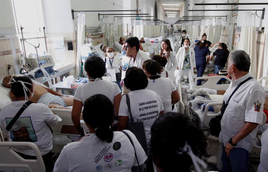 Unas 80 familias realizan estos días una caravana por varios estados de México para buscar a sus desaparecidos con vida.