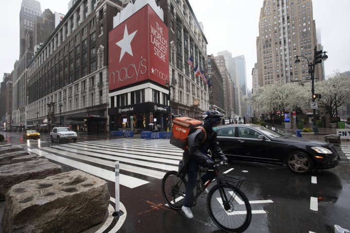 "Esperamos volver a incorporar a nuestros colegas escalonadamente a medida que se reanude el negocio", agreg&oacute; Macy's.