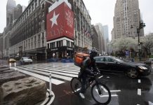Macy's despedirá a la mayoría de sus 130.000 empleados por el coronaviorus "Esperamos volver a incorporar a nuestros colegas escalonadamente a medida que se reanude el negocio", agregó Macy's.