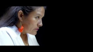 Magdalena Morales es Gloria en “La construcción del muro”.