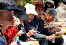 Las personas de 65 años o más y aquellos que tienen condiciones preexistentes que les hacen vulnerables al coronavirus en California deberán permanecer en sus hogares