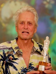 El actor estadounidense Michael Douglas recibi&oacute; este jueves una India Catalina, estatuilla con la que el Festival Internacional de Cine de Cartagena de Indias le rindi&oacute; un homenaje por su "vida y obra".