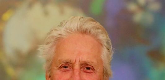 El actor estadounidense Michael Douglas recibió este jueves una India Catalina, estatuilla con la que el Festival Internacional de Cine de Cartagena de Indias le rindió un homenaje por su "vida y obra".