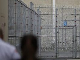 Migrante Guatemalteca muere bajo custodia de ICE Ésta sería la octava muerte de una persona bajo custodia del Servicio de Inmigración y Control de Aduanas (ICE) en lo que va de año fiscal, iniciado el 1 de octubre de 2019.