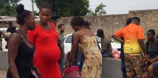 El riesgo que enfrentan las mujeres embarazadas en la frontera es grande, ya que la atención médica que pueden recibir en México es precaria