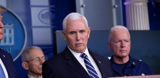 Mike Pence, anunció este sábado que se someterá junto a su esposa, Karen, a la prueba del coronavirus después de que un colaborador suyo diera positivo a COVID-19