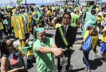 Miles de defensores del presidente del país, Jair Bolsonaro, marcharon en varias ciudades brasileñas en favor del Gobierno y contra los poderes Legislativo y Judicial.