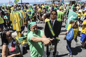 Miles de defensores del presidente del pa&iacute;s, Jair Bolsonaro, marcharon en varias ciudades brasile&ntilde;as en favor del Gobierno y contra los poderes Legislativo y Judicial.