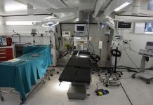 Muere paciente tratado con medicina contaminada en un hospital mexicano Una persona falleció en un hospital del sureste de México por presuntamente recibir tratamiento con un medicamento contaminado que tiene a cuatro más en la unidad de cuidados intensivos.