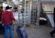 Según el director interino de CBP, México "ha fortalecido de manera histórica su vigilancia, con miles de agentes policiales desplegados para detener a los migrantes de manera sin precedentes".