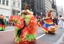 Desfile de la Hispanidad en acción La Directiva fue juramentada en marzo del 2019, por la Honorable Karina E. Alomar, Jueza de la Corte Civil de Queens, para el periodo 2019-21, pero recientemente, hubo la destitución de seis directivos sin razón justificada.