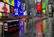 Nadie mira los luminosos de Times Square, Nueva York se queda en casa El estado de Nueva York decretó el viernes que únicamente los empleados de servicios esenciales pueden continuar acudiendo a sus puestos de trabajo.
