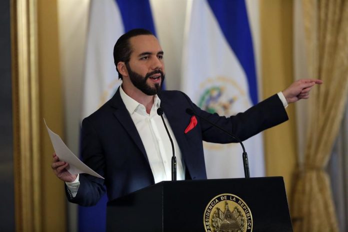 En una inusual entrevista ante unos 159.00 espectadores el rapero puertorriqueño Residente puso en aprietos al presidente salvadoreño, Nayib Bukele, con temas sensibles como el aborto y el matrimonio homosexual.