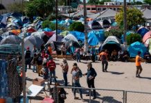 Negar entrada a solicitantes de asilo viola derechos, sostiene HRW La investigadora principal de HRW, Clara Long, subrayó: "Parece que la Administración Trump está convirtiendo los temores sobre COVID-19 en una arma para intensificar su agenda antiinmigrante al suprimir el derecho a la solicitud de asilo".