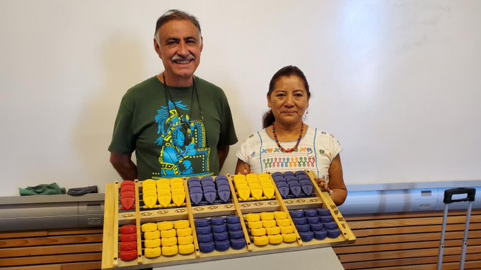 Los maestros explicaron que la herramienta no solo enseña matemáticas, sino que desarrolla el razonamiento y el espíritu, además de contar con un sustento filosófico.