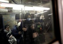 Una mujer usa una mascarilla protectora en el metro de Columbus Circle en Nueva York.