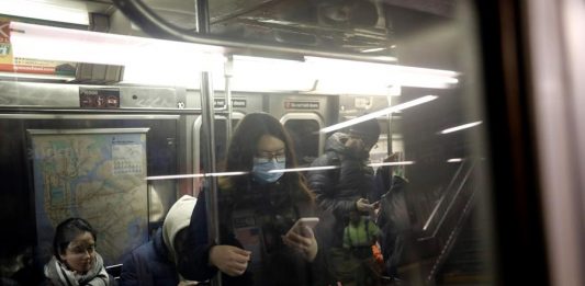 Una mujer usa una mascarilla protectora en el metro de Columbus Circle en Nueva York.