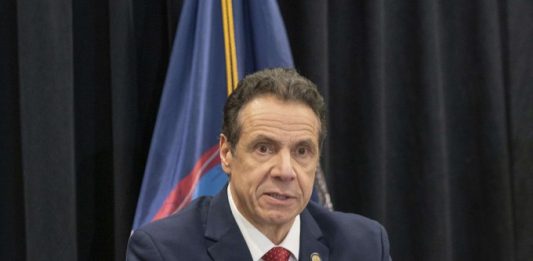 "Es una acción dramática, pero es el mayor foco del país y es una cuestión de vida o muerte", dijo Cuomo en rueda de prensa.