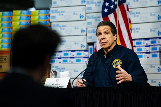 "En casi todos los escenarios realistas, vamos a llegar a una sobrecarga de capacidad del sistema sanitario", declaró Cuomo.