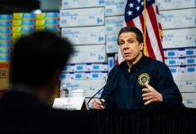 Nueva York supera los 37.000 casos de Covid-19 y fallecen 100 en un solo día "En casi todos los escenarios realistas, vamos a llegar a una sobrecarga de capacidad del sistema sanitario", declaró Cuomo.