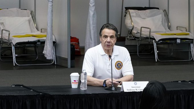 Cuomo dijo que se espera que puedan ser necesarias hasta 140.000 plazas hospitalarias -frente a unas 53.000 disponibles hasta ahora- y unos 30.000 respiradores.