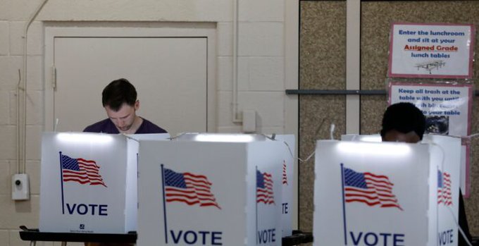 Los voluntarios que all&iacute; colaboraban, obligan a todos los votantes a usar desinfectante de manos.